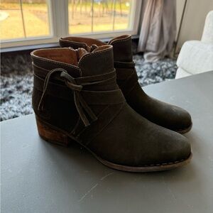 Born Montanilla Ankle Booties Shoes Size 9 Olive Green Suede